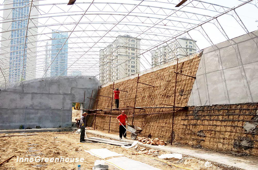 Protection of the soil wall greenhouse